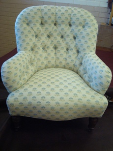  Iron frame Victorian in jacquard with contrast buttons